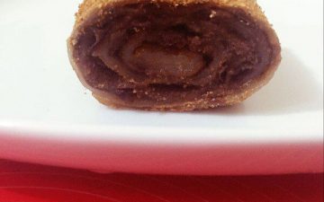 Cut the wrapped glutinous rice skin with a knife and serve.