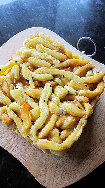 After cooling down completely, remove the mold and cut into pieces.