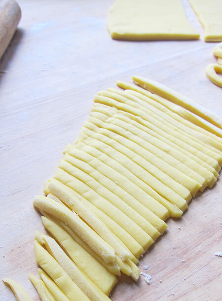 Then cut into thin strips one by one. The thickness is the same.