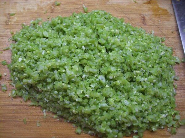 Chop the cooked lentils into pieces.