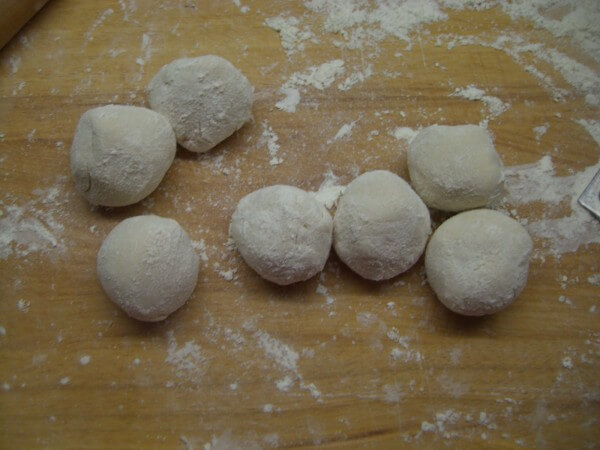 Place the fermented dough on the panel and knead.