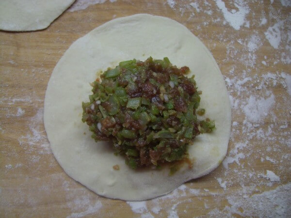 Take a slice of the cake and place the prepared filling in the middle.