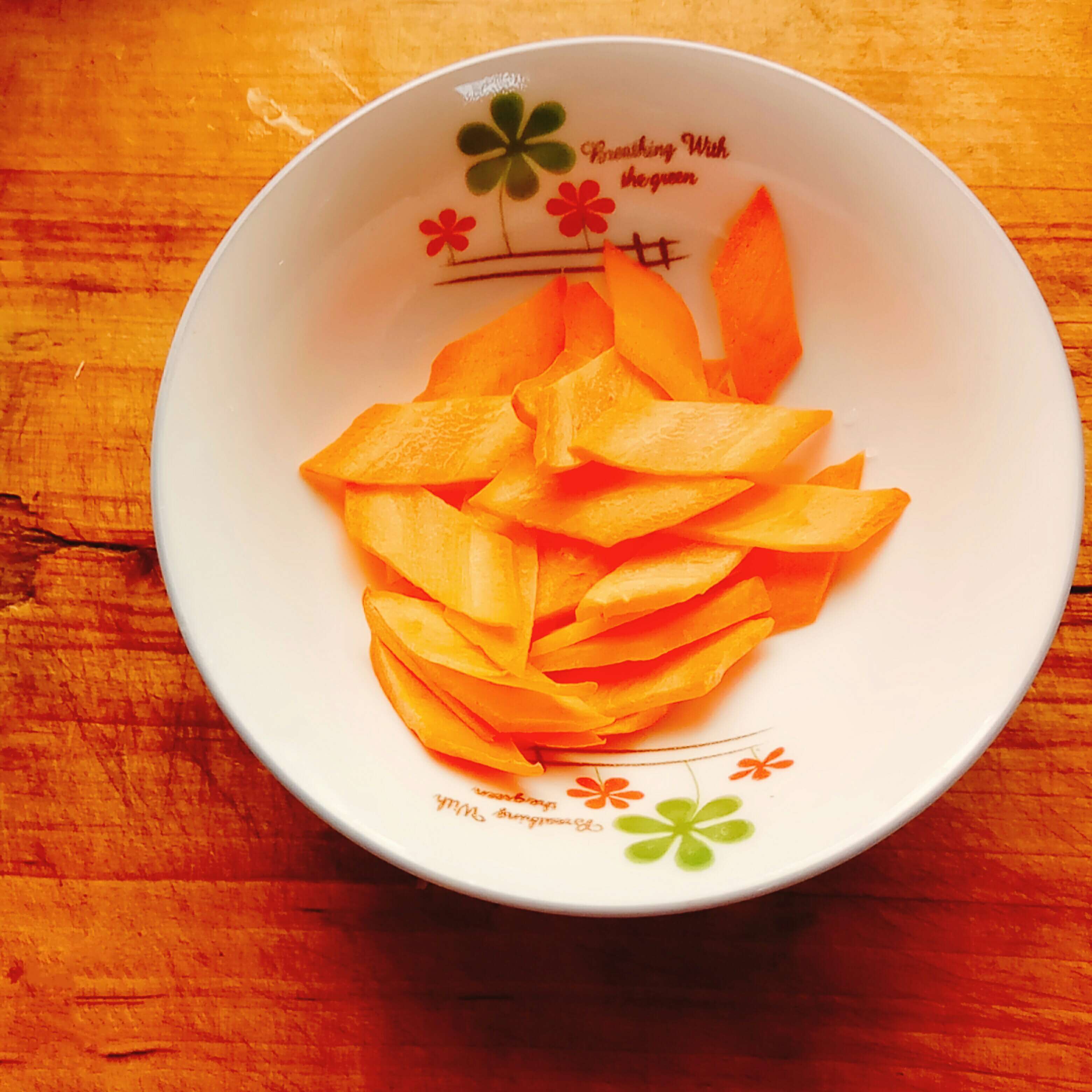 Cut the carrots to pieces and put them in the bowl