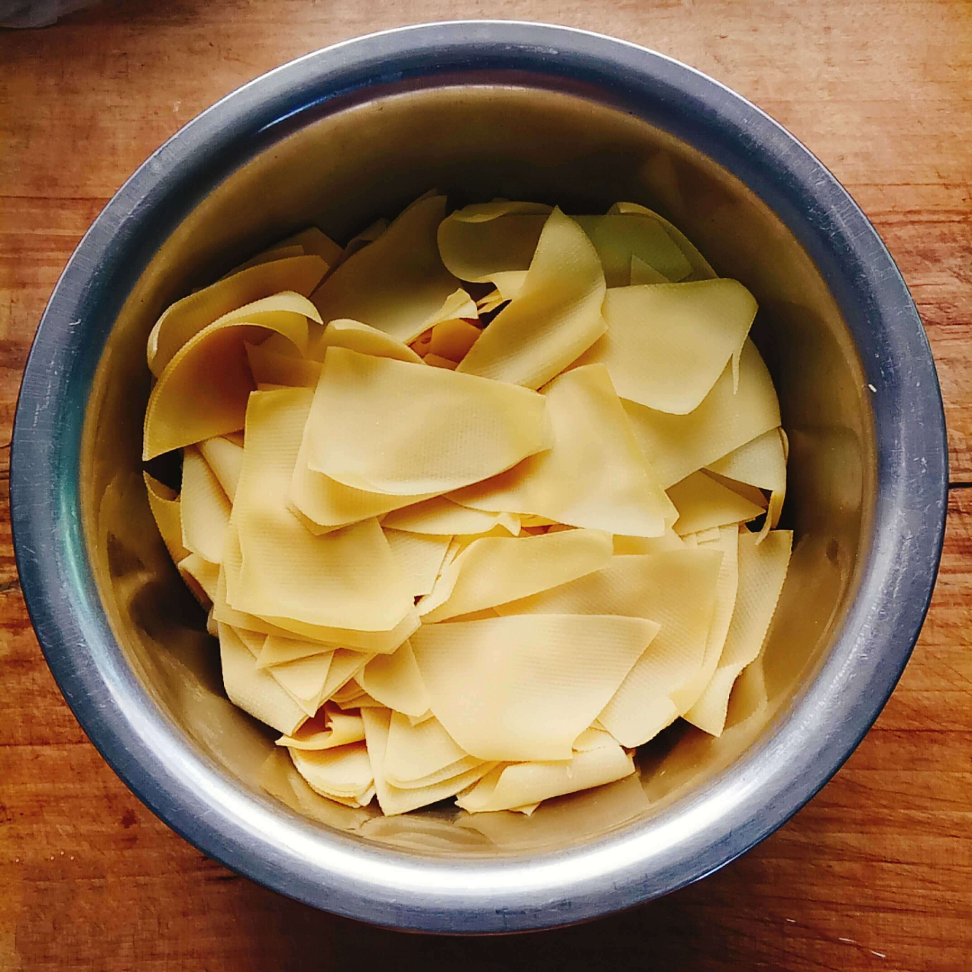 Wash the dried tofu clean and cut it to pieces