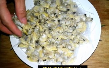 Cut the soaked vermicelli to pieces and put them at the bottom