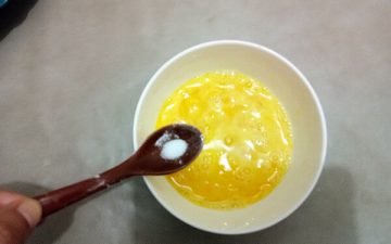 Crack the eggs into a bowl, beat with 2 gram salt