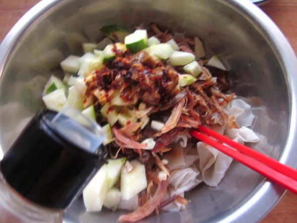 Sprinkle with sesame oil and stir well