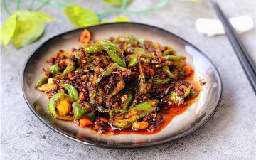 In less than ten minutes, a delicious meal can be cooked out, spicy and appetizing, and fried in a plate when there is no appetite in summer, an absolute rice killer