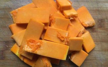 During marinating, cut the pumpkin into thin slices with a thickness of about 5 mm