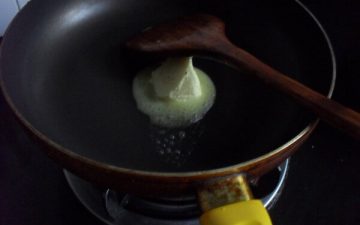 Heat 40g butter in a wok until melted, then add pumpkin puree and breadcrumbs and saute until done