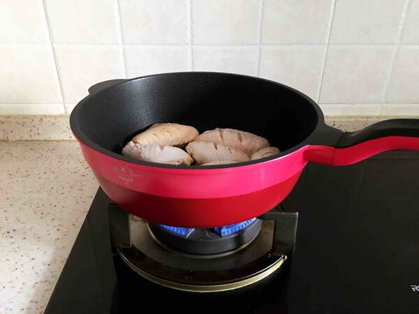 Maxim's slightly pressure non-stick pan is heated and put a little less oil.
