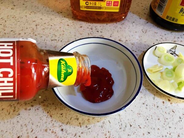 Mix Guanli hot sauce,