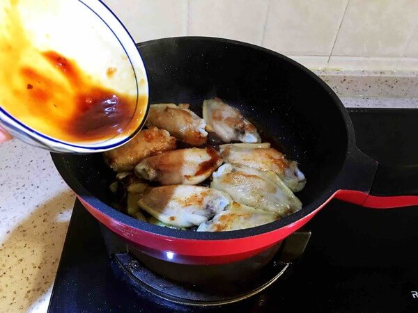 Pour the sauce into the chicken wings.