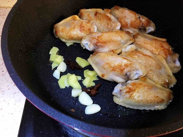 Push the fried chicken wings aside and add the ginger