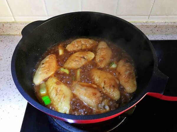 Stir-fry evenly and pour into a large bowl of hot water