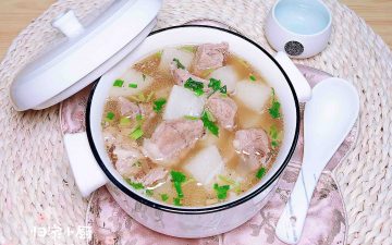 Wow! The warm and nutritious white radish and mutton soup is tempting!