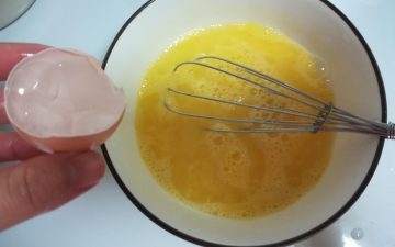 Add six and a half shells of egg water to the beaten egg liquid