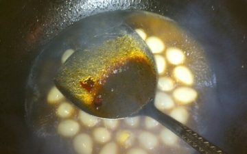 Add the right amount of old brine, which is the brine of meat or other things. No ready-made brine can be replaced with light soy sauce