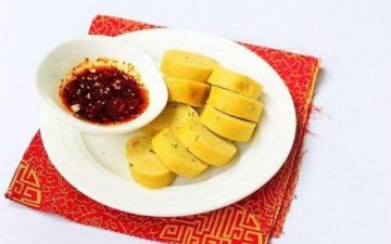 steamed meat rolls.