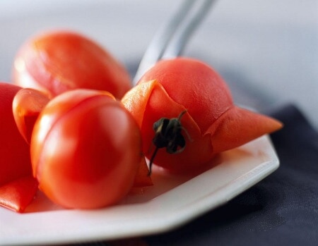 Wash the tomatoes and cut them into pieces.