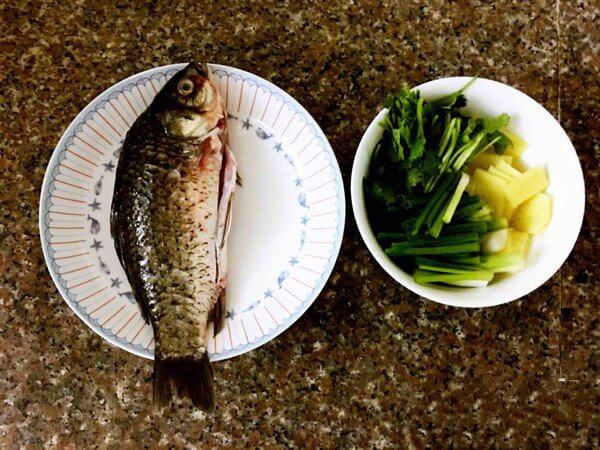 Prepare the material and wash the black film of the fish so that it won't be so fishy.
