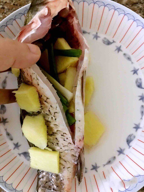 We also put ginger slices and scallions in the fish maw.
