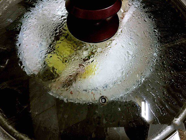 First do not put oil also do not put soy sauce, wait for the pot of boiling water, put the fish in the water steam, steam about five minutes.