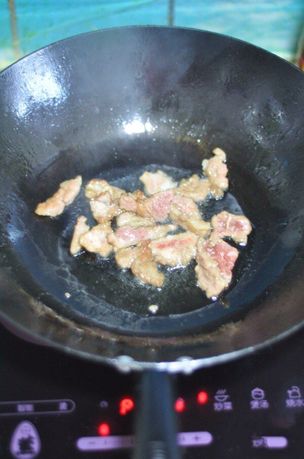 Pour the oil into the pot.