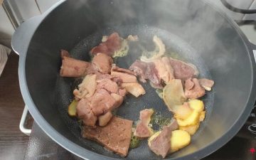 Add beef entrails to stir fry