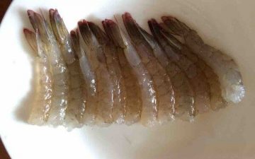 Wash the fresh shrimp and remove the head, shell and thread. Set aside.