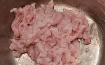 Shred lean meat and mix well with starch.