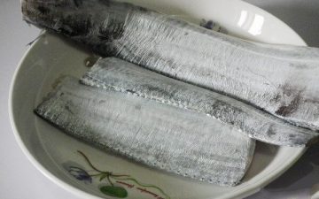 Remove head, guts and rinses.