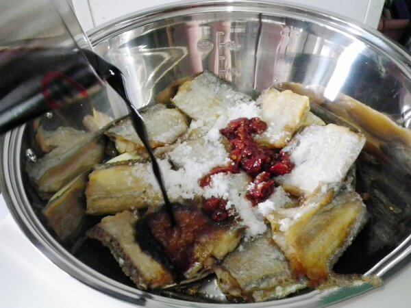 Pour in soy sauce vinegar [1/2 cup amount]