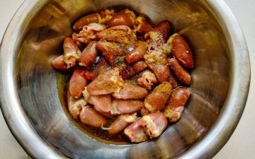 Drain the chicken hearts and add salt, Chinese cooking wine, oyster sauce and cumin powder to marinate for more than 1 hour