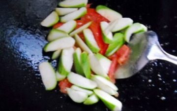 Add the loofah, salt and peppers to stir fry evenly