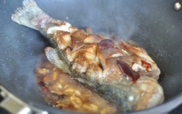 Add braised soy sauce and oyster sauce