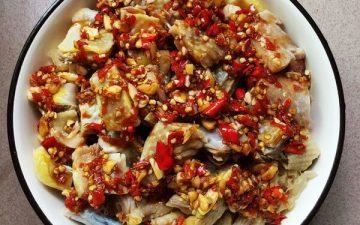 At the top, spread the chilli sauce made just now evenly
