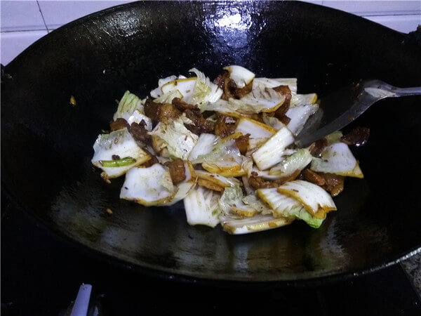Put the cabbage clapper; stir fry quickly evenly;