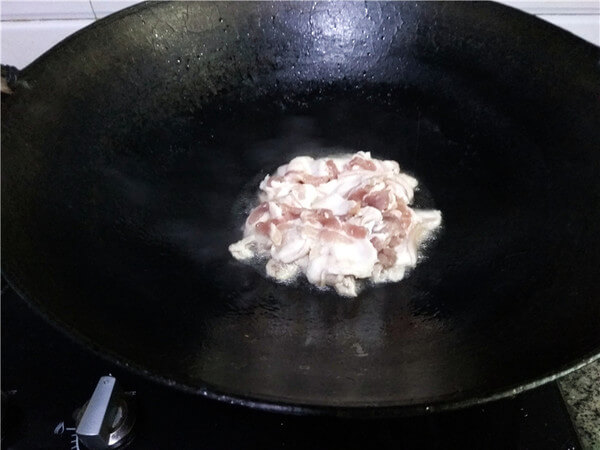 Take the oil pan and stir-fry the pork;