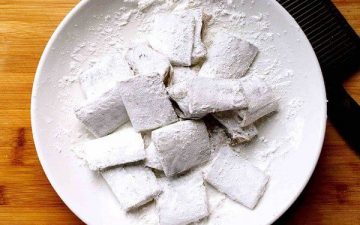 Rinse the hairtail with a kitchen towel and dry it. Sprinkle with cornstarch. Shake off excess cornstarch.