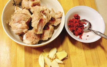 First treatment: boil the ribs and drain. Stir-fry ginger and garlic slices in a hot pan and stir-fry the ribs.
