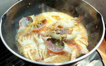 Add some hot water and put the crab shell in. Cover and bring to a boil over high heat to drain. Out of the pot.