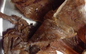 Wash the dried squid and place in the oven at 140 degrees for 30 minutes