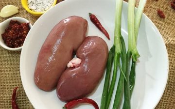 1. Prepare the raw materials in advance, kidney flower treatment clean, with a knife from the middle of the flower, to get rid of the shame of the waist (must be clean), rinse clean, will cut the side of the kidney with a knife into diagonal into a cross flower knife, and then cut into small square pieces for use