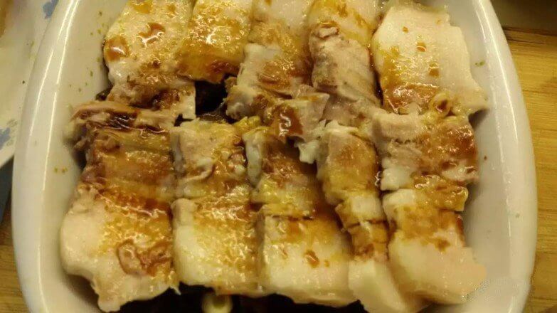 Drizzle with soy sauce. Put in the oven, heat up and down at 230 degrees,