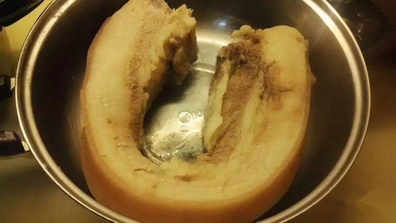In cold water, put onion, ginger slices, pepper, star anise, cinnamon, salt, and pork belly into the pot together,