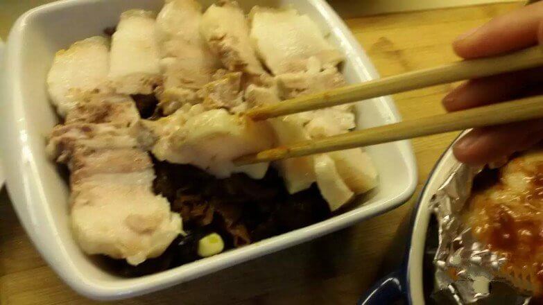 Preheat the oven at 230 degrees. Spread the pork belly and let it cool, cut to thick slices.