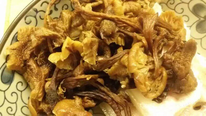 Stir-fried pork belly into boiling water for three minutes