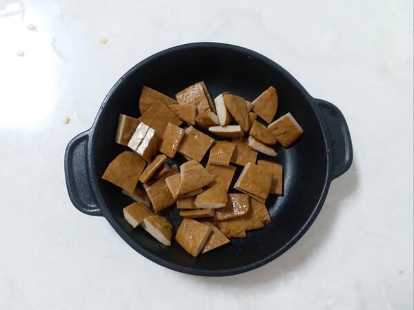 Cut the dried tofu to small squares