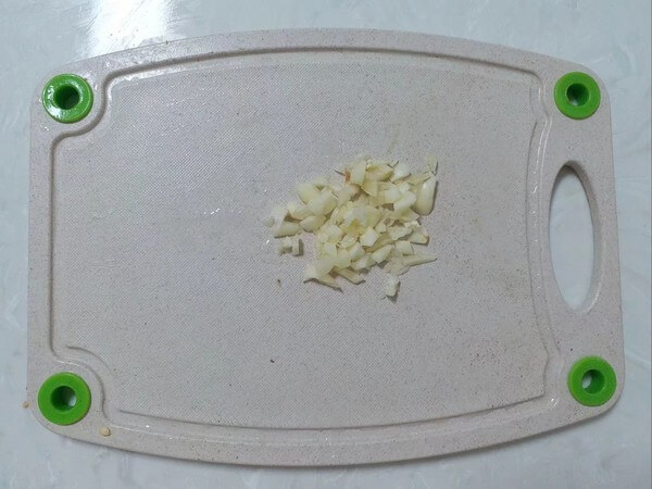 Mince the garlic